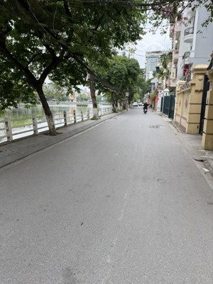 bán nhà phố bồ đề thang máy, gara oto, gần chợ, ubnd phường, hồ. chính chủ.