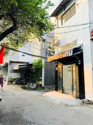 bán gấp căn nhà đường phạm văn bạch, phường 15, quận tân bình, 1 trệt 2 lầu giá 3tỷ100tr