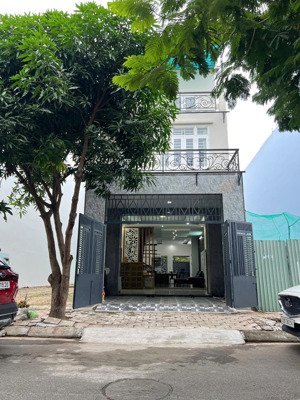 giá thuê tốt cho thuê nguyên căn nhà 3 tầng 97m2 (5 x 19,5) tại kđt phước long a gần đường