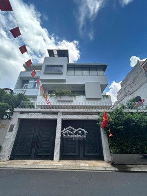 cho thuê biệt thự nguyễn minh hoàng khu k300. dt: 10x20m. hầm trệt 4 tầng. có nội thất, thang máy