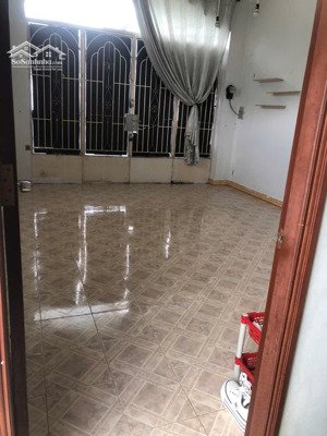 phòng 18m2, sàn đúc bê tông, riêng biệt.