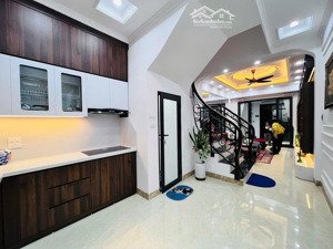 chính chủ cho thuê nhà đẹp tại định công thượng 35m2 x 5 tầng 3 phòng ngủ ở và kinh doanh văn phòng