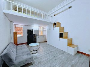 căn phòng có gác cao cấp cửa sổ siêu thoáng