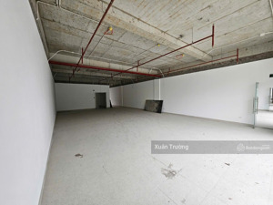 cho thuê văn phòng. diện tích sàn 600m2. và 1200m2. tổng 3 ô 2400m2. liên hệ 0901575247
