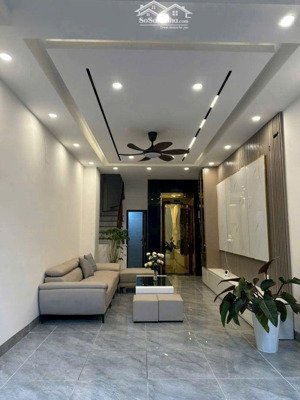 bán nhà phố bồ đề long biên. nhà 4 tầng, 48m2 mặt tiền 4m. giá chào 11 tỷ nhỉnh. ô tô tránh vào nhà