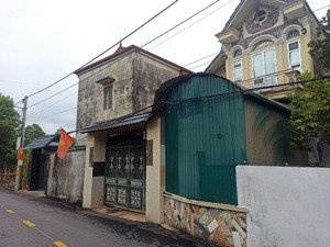 trên đất có sẵn hai căn nhà. thoáng, tiện lợi, an ninh tốt