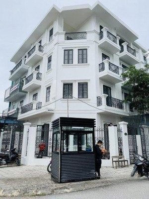 cho thuê nhanh biệt thự sân vườn tại đào tấn, có gara ô tô dt 90m2 x 4 tầng.giá thuê chỉ 25tr/th