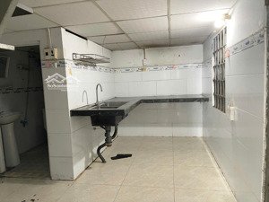 cho thuê nhà trọ diện tích 60m2 gồm (40m2 trệt + 20 m2 gác) có phòng thờ riêng trên gác, giá 4,2tr