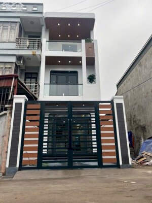 Bán Nhà 3 Tầng Ngõ 28 Cao Xanh,P.Cao Xanh. DT:82m2,MT:4m. Oto Đỗ Cửa !!!