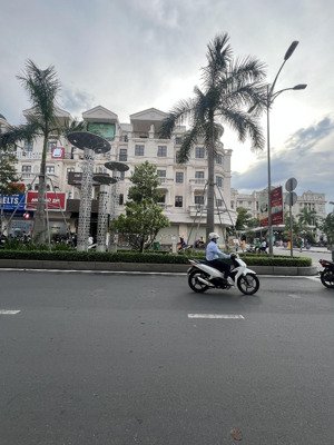 cho thuê 1 cặp nhà mặt tiền đường số 3 cityland phường 10- dt10x20m, 1 trệt 4 lầu- có thang máy