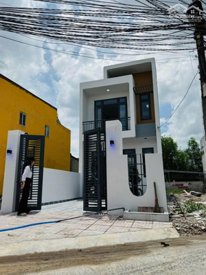 bán gấp nhà mặt tiền kinh doanh 1 trệt 1 lầu sân xe hơi sổ riêng thổ cư 100%, gần chợ ngã 4 bến cá