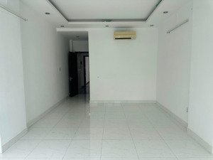 cho thuê nguyên lầu 1 có 2 phòng 80m2 làm văn phòng công ty, có hầm để xe chung mặt tiền đường