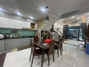 hiếm, bán nhà mặt phố lương nhữ hộc, 3 tầng 1 tum mới keng, full nội thất chỉ 9. x tỷ tl