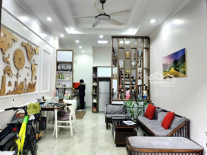 ngôi nhà đẹp thiết kế hiện đại. gần phố lớn tiện ích bủa vây ở sướng
