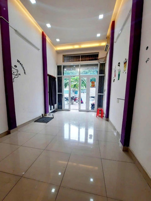 nhà 3 lầu đang sơn sửa, mt minh phụng-hàn hải nguyên q11
