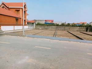 mặt đường trải nhựa kinh doanh buôn bán. cách đường 203 chỉ 100m. 4 lô sẵn bìa phường thiên hương