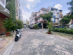 siêu phẩm biệt thự sân vườn gara ôtô ngay trung tâm phú nhuận - ngang lớn 10x20m(200m2) - 26 tỷ tl