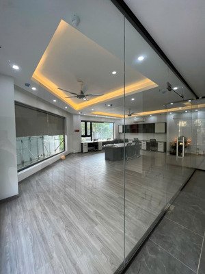 cho thuê sàn văn phòng 80 m2, có sẵn bàn ghế, nội thất, lô góc rất đẹp, vào có thể làm việc ngay