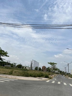 bán nhà mặt tiền 100m2, 1 trệt 1 lầu khu dân cư long cang 1.800.000.000 đ