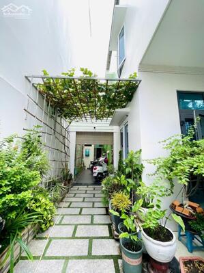 Bán nhà mặt tiền đường Lê Chân, Nha Trang. Diện tích : 140,3m2 ngang 7m nở hậu. Hướng Tây Bắc. 4 phòng ngủ ,3 wc. Nhà có 2 hồ cá KOI trước và sau nhà. Giá bán 16.5 tỷ . Liên hệ: 0987471611 zalo