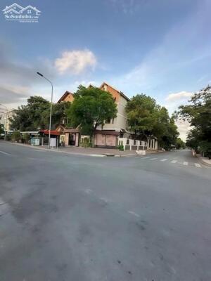 BÁN BIỆT THỰ SÂN VƯỜN 200M2 - KDC TRUNG SƠN - BÌNH CHÁNH - GẦN VÒNG XOAY TRUNG SƠN - LOTTE - SÁT VÁCH HIMLAM