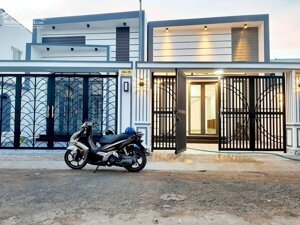 BÁN NHÀ MỚI CÓ SÂN ĐẬU Ô TÔ SAU ĐỀN THỜ PHẠM HÙNG, LONG PHƯỚC (GIÁP P4 TPVL)