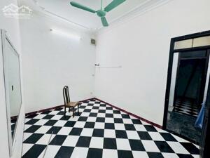 Cho thuê nhà Phố Hồng Mai, 43m2, 3 tầng, 3 ngủ, 9.5 triệu (30m ra phố) ở gia đình, nhóm ngoan