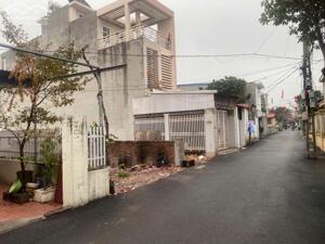 Chính chủ gửi bán lô đất Đồng Hoà, Kiến An mặt ngõ 5m chỉ tầm 15 m ra dự án golden point. Dt: 106.06m2 ngang 4m2 Vị trí siêu đẹp, trường, chợ gần, tiện ích xung quanh Bìa đỏ chính chủ Giá: 3,6 tỉ LH: 0769936888