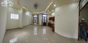 Nhà mặt tiền Hồng Bàng đoạn kinh doanh đông đúc trung tâm bàn cờ tp Nha Trang. Diện tích : 53,3m2 ngang 5,35m. Nhà 4 tầng 3 phòng ngủ. Giá bán chỉ : 13 tỷ