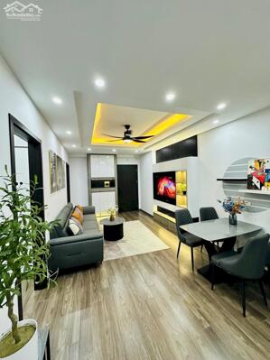 Bán nhà Quốc Tử Giám 75m2 mặt tiền rộng thang máy oto tránh 21.5 tỷ