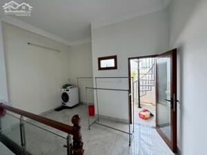 CHO THUÊ NHÀ 3 TẦNG MT ĐƯƠNG LÊ VĂN HIẾN , NGAY UỶ BAN QUẬN NHS