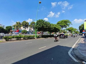 bán nhà 3 mặt tiền hxh q.3, 5 tầng, nhà mới 1 đời chủ xây, nội thất cao cấp, hcđ, sát mặt tiền.