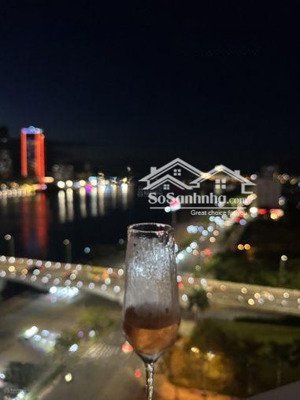 cần cho thuê căn penthouser 200 m2 , 3 phòng ngủ view sông hàn,full giá 50 triệu lh 
