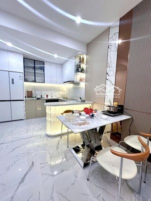 nhà mới làm nội thất 100%, kẹt vốn bán nhanh 2pn tầng cao, view đảo kim cương the sun avenue