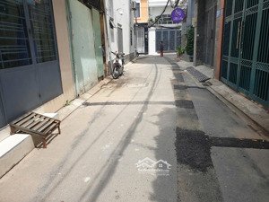 bán nhà hẻm cù lao p2 phú nhuận. dt: 5.5x23 công nhận 136m2. 18 tỷ tl