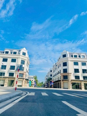 cần tiền bán gấp căn liền kề 75 m2 , xây 5 tầng giá rẻ nhất thị trường vin móng cái