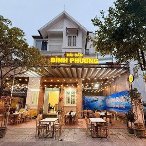 cho thuê biệt thự mặt phố lô góc gần phùng hưng - hoàn kiếm - 200m2 x 2,5t - mt30m giá 7500 usd .