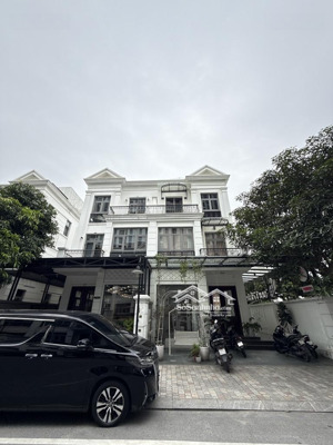 biệt thự vinhomes -đường nguyệt quế-thang máy. lô góc-3 mặt thoáng.dt:176m2, 4 tầng.giá:64,5 tỷ tl