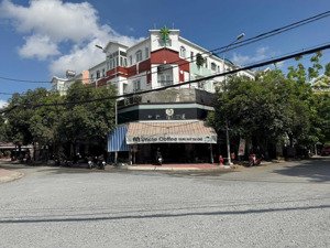 nhà 2 mặt tiền q8 dt 180 m2 4tầng -ngang 10 dài 18m -vị trí đắc địa tiện kinh doanh mọi nghành nghề