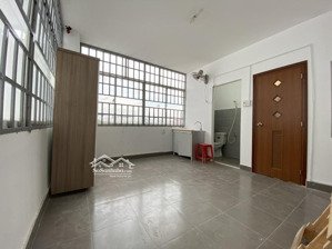 phòng tiện nghi có cửa sổ thoáng mát tại nguyễn thượng hiền bình thạnh