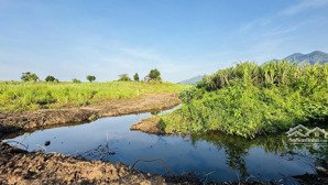 bán mảnh vườn giáp suối nước chảy quanh năm diện tích 600 m2, vuông đều trước sau chỉ 135 triệu