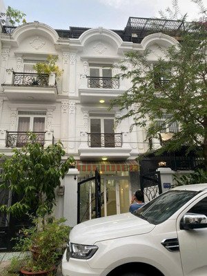 cg. nhà đẹp tô ngọc vân
- khu đồng bộ, đường 12m
- dt: 4x17m. 3 lầu , sân để ô tô thoải mái. 4pn 5