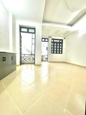 cho thuê phòng rộng rãi ở đường quang trung, có ban cong riêng, phù hợp ở đông hoặc có cực nhiều đồ
