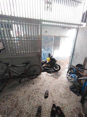 chủ gửi bán nhà đông thạnh, hóc môn. dt 40m2, 2 pn, có sổ, dân cư đông. giá 2 tỷ