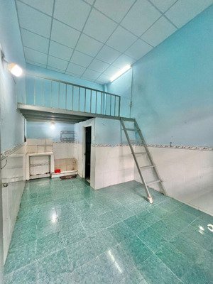cho thuê phòng rộng, gác cao 1.8m, có camre an ninh, giờ giấc tự do