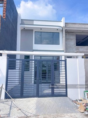 bán gấp nhà 1 trệt 1 lửng đúc sân xe hơi sổ riêng thổ cư 100% sát vách trung tâm biên hoà