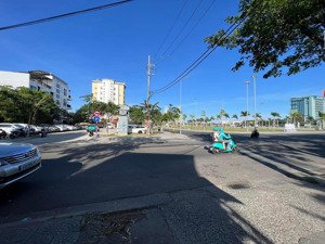 mình cần bán 2 lô đất hải châu, cách đường núi thành chỉ 50m, có bãi đậu ô tô gần nhà.