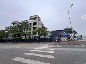 chuyển nhượng toà văn phòng, hành chính, y tế. lô góc mặt phố phạm khắc quảng, long biên.p