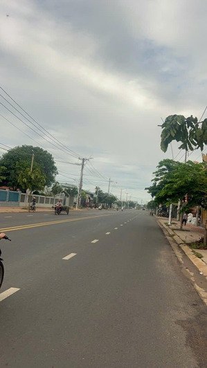 12.400m2 đất cho ae làm khu nghỉ dưỡng , giá đầu tư chỉ 1,1 triệu/m2 có 100m2 thổ cư hồ tràm
