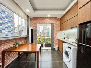 không gian sống lý tưởng: phòng 2 ban công, full nội thất, trung tâm quận 1